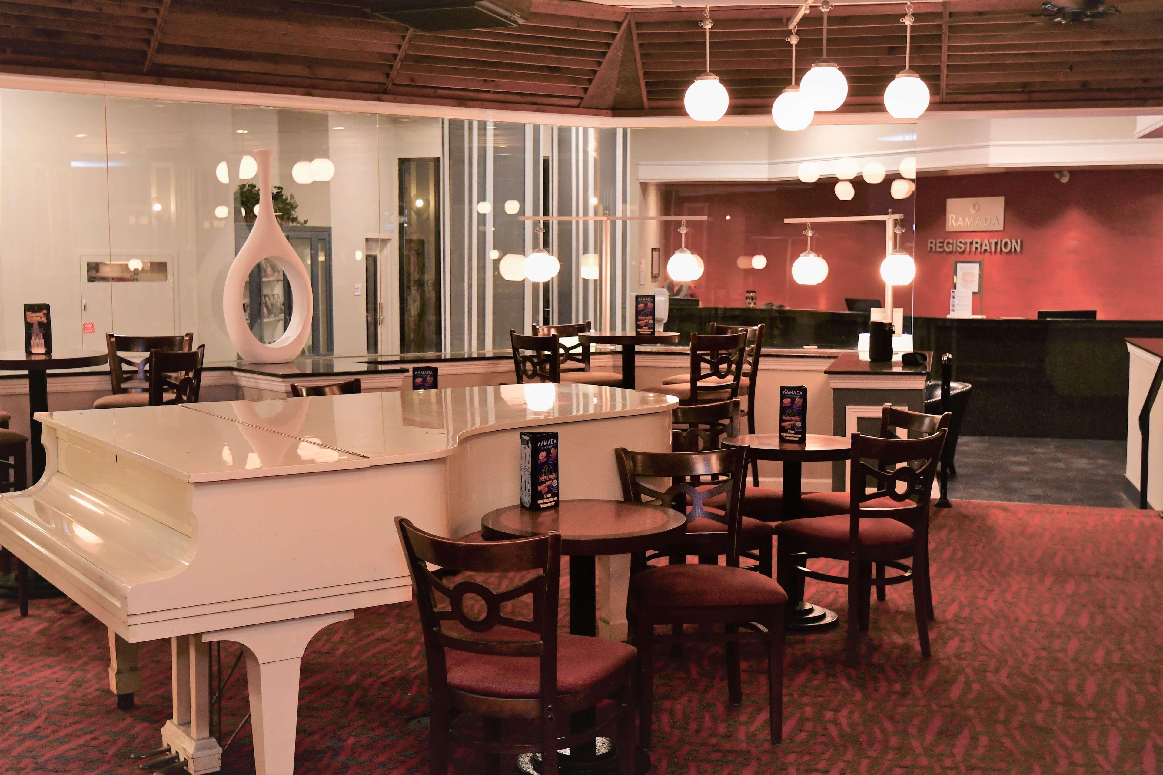 Ramada By Wyndham Jacksonville Hotel & Conference Center Экстерьер фото