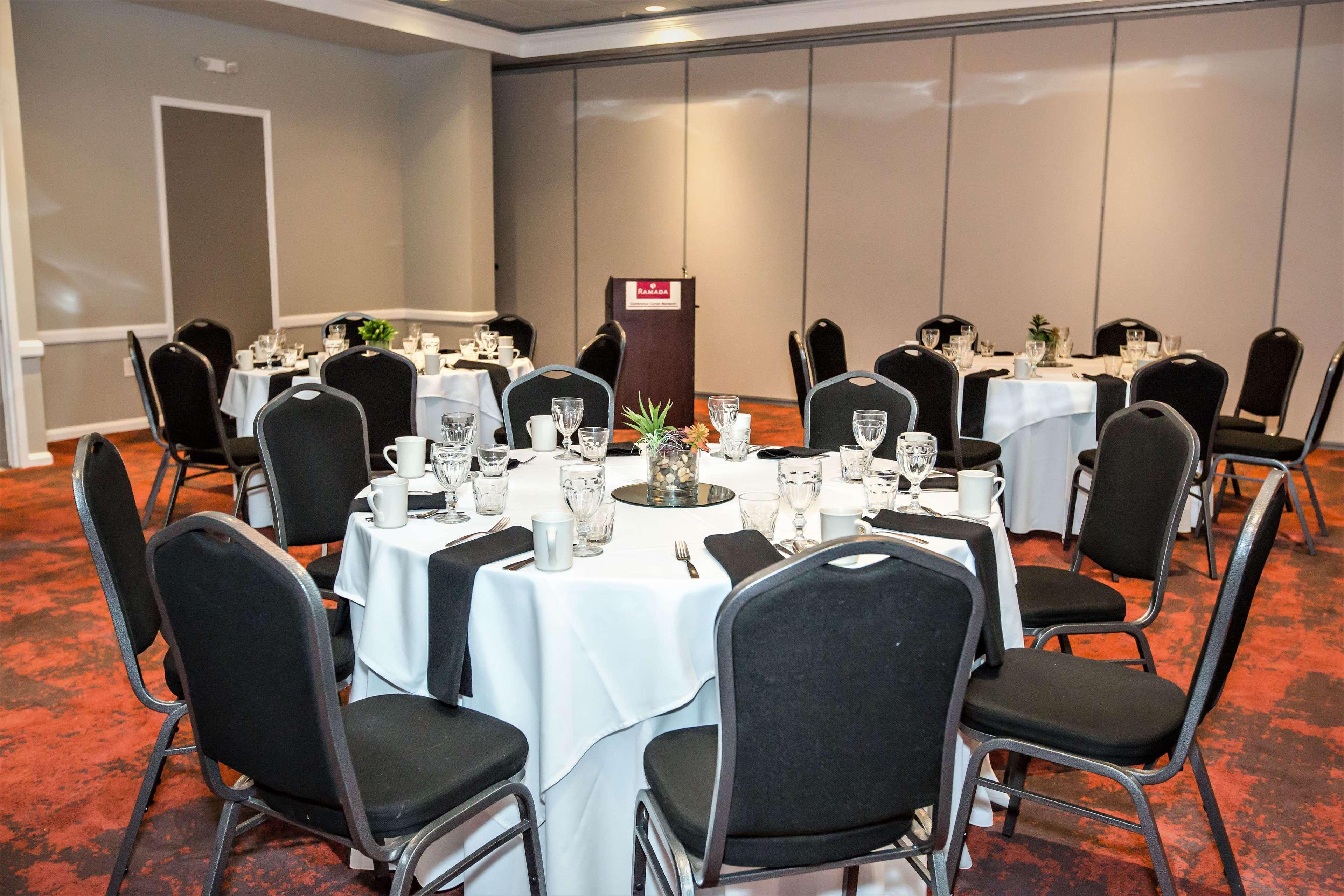 Ramada By Wyndham Jacksonville Hotel & Conference Center Экстерьер фото