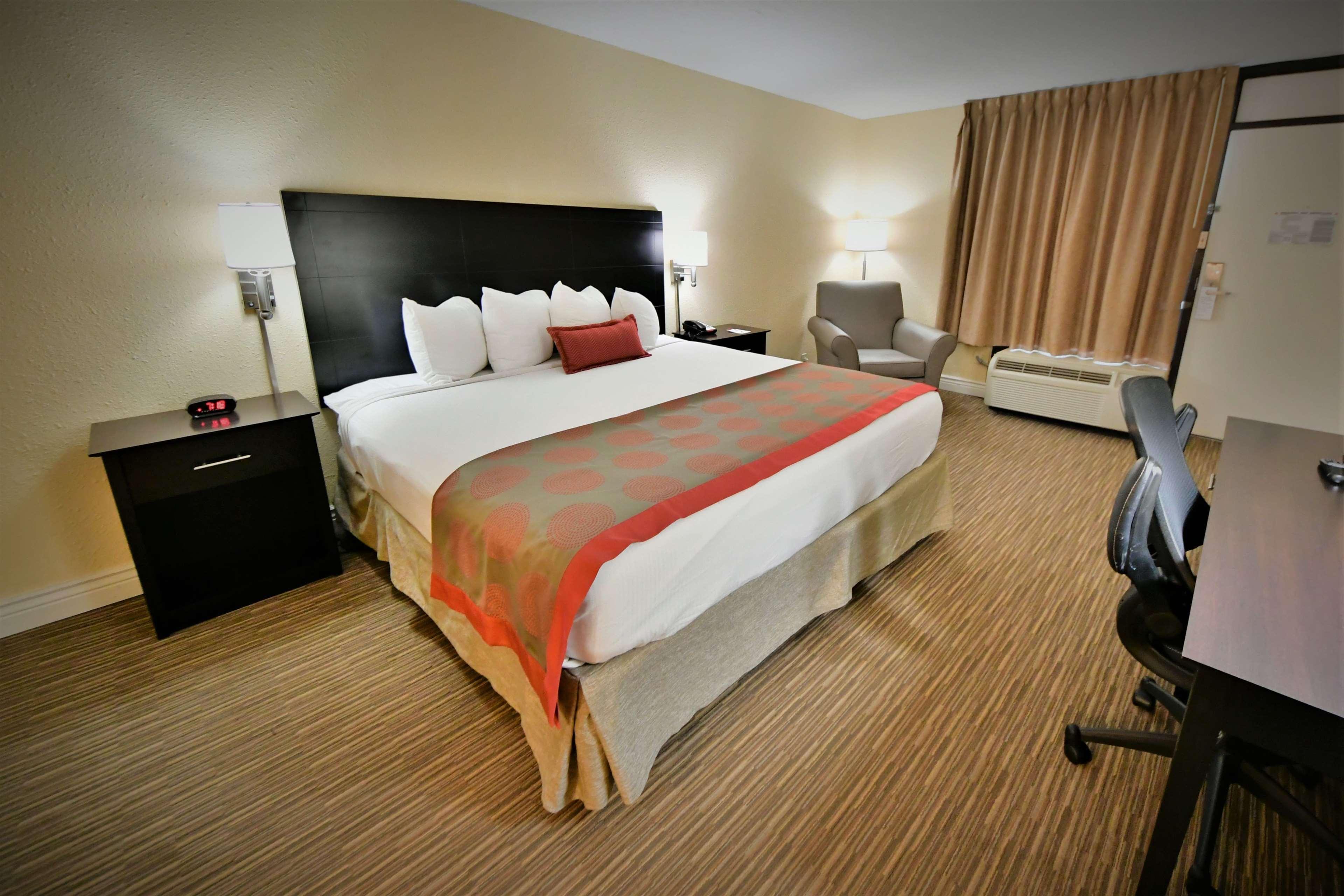 Ramada By Wyndham Jacksonville Hotel & Conference Center Экстерьер фото